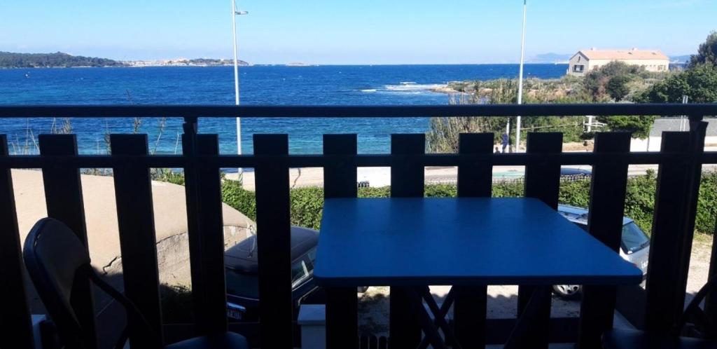 - une table sur un balcon avec vue sur l'océan dans l'établissement Résidence Voiles - Magnifique maison 6 couchages dans une résidence à Six Fours MAE-0714, à Six-Fours-les-Plages