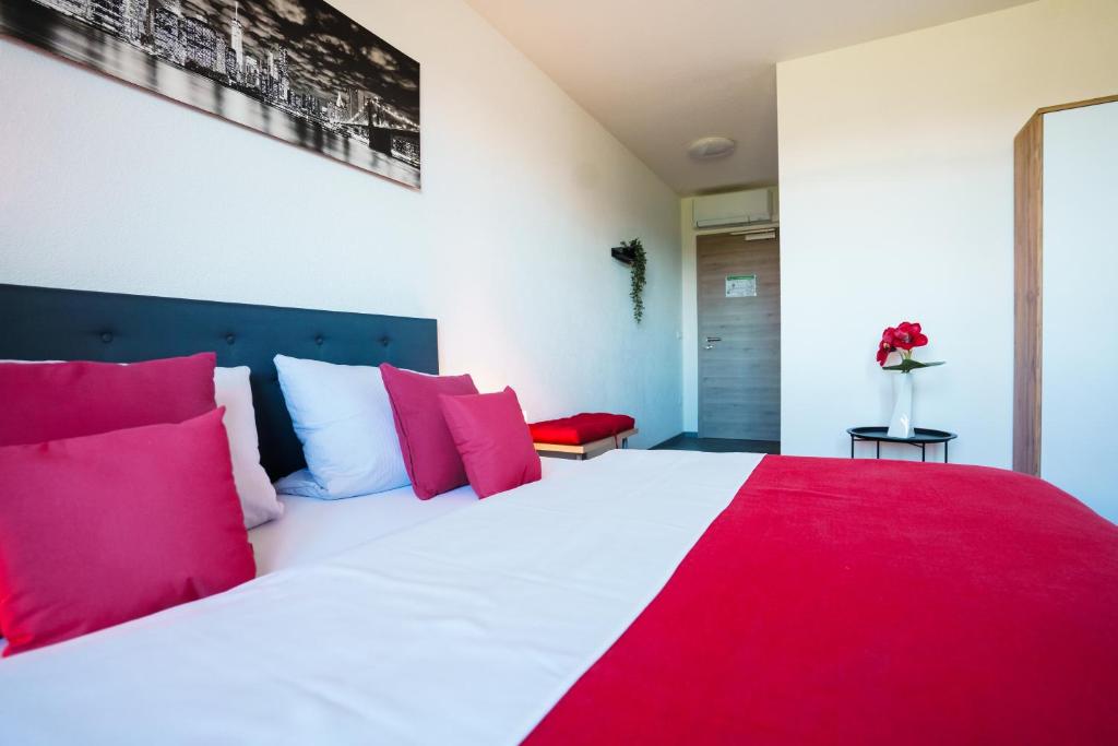 Postel nebo postele na pokoji v ubytování Hotel am Schafbaum