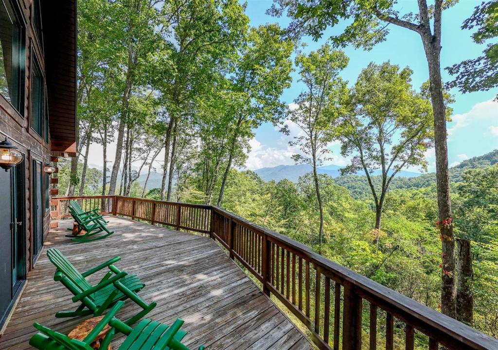 惠提尔Panoramic Views and 7 Private Acres at Hazey View的环绕式甲板，配有椅子和树木