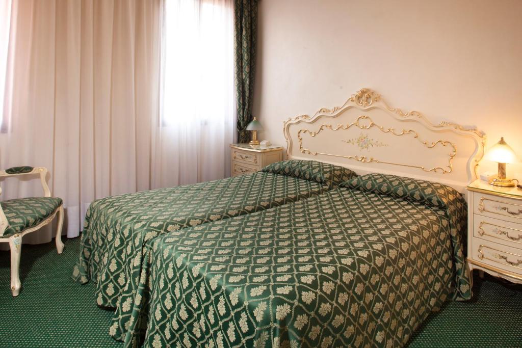 Postel nebo postele na pokoji v ubytování Hotel Commercio & Pellegrino