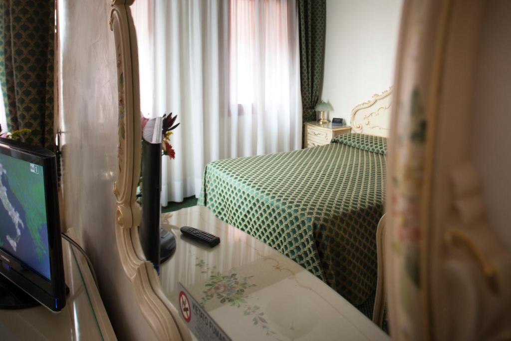 TV a/nebo společenská místnost v ubytování Hotel Commercio & Pellegrino