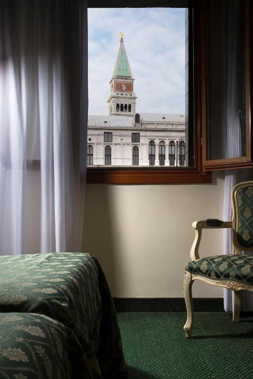 Postel nebo postele na pokoji v ubytování Hotel Commercio & Pellegrino