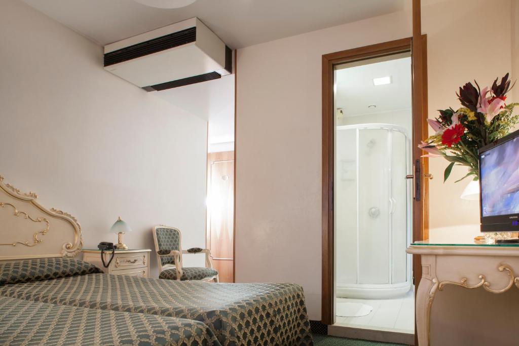 TV a/nebo společenská místnost v ubytování Hotel Commercio & Pellegrino