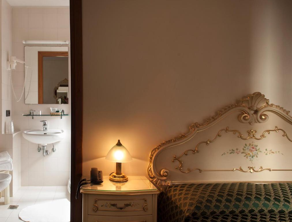 Postel nebo postele na pokoji v ubytování Hotel Commercio & Pellegrino