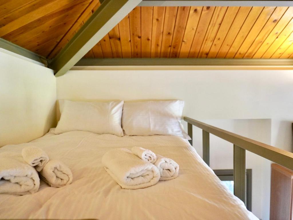 Posteľ alebo postele v izbe v ubytovaní Kalavryta Villa Nano βίλα στο βουνό με τζάκι κοντά στο χιονοδρομικό
