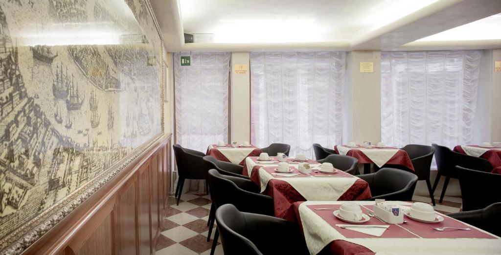 Restaurace v ubytování Hotel Commercio & Pellegrino