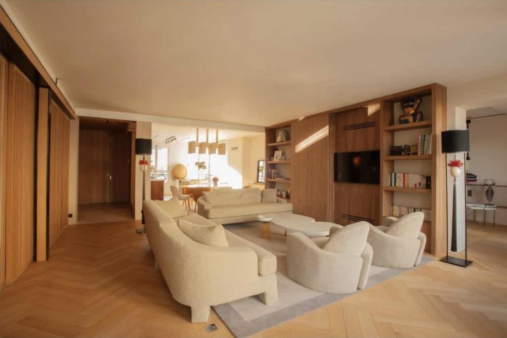 un salon avec des canapés blancs et une table dans l'établissement Luxueux Appartement avec balcon, Champs Élysées, à Paris