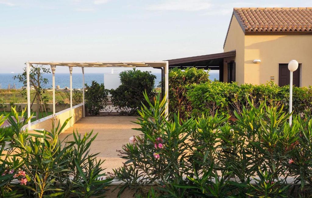 Blick auf ein Haus mit einem Pavillon in der Unterkunft Beach Front Home In Marina Di Modica in Marina di Modica