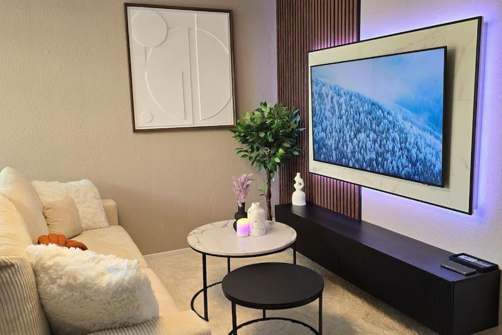 un salon avec un canapé et une table dans l'établissement Splendide appartement Standing Piscine, à Gérardmer