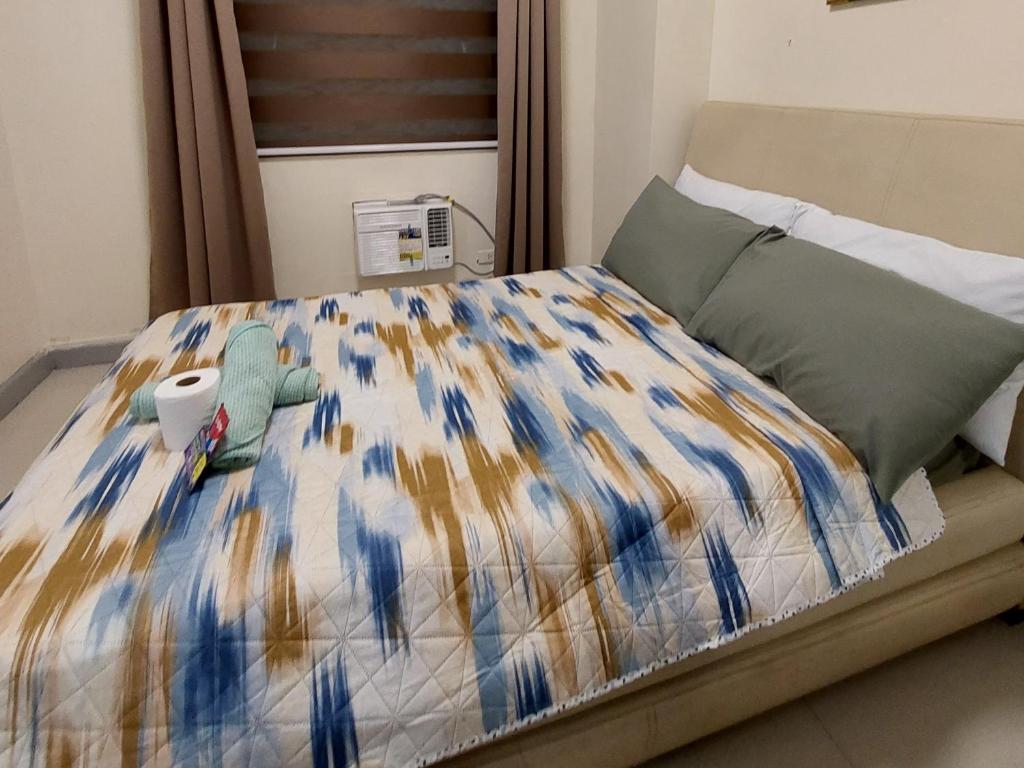 Ένα ή περισσότερα κρεβάτια σε δωμάτιο στο 1BR Condotel - Forbes Town Road near St Lukes BGC Taguig