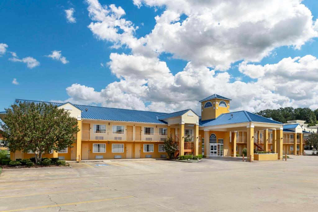 un gran edificio amarillo con una torre de reloj en la parte superior en Best Western Van Buren Inn, en Van Buren