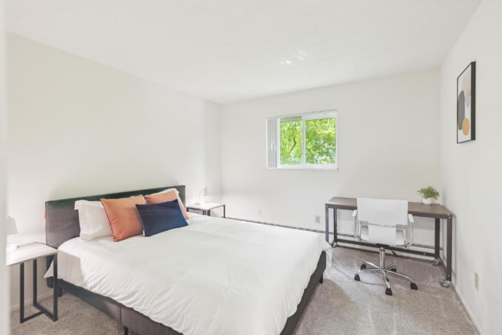 Ένα ή περισσότερα κρεβάτια σε δωμάτιο στο Midtown 3402i Cozy & Comfy I Free Parking