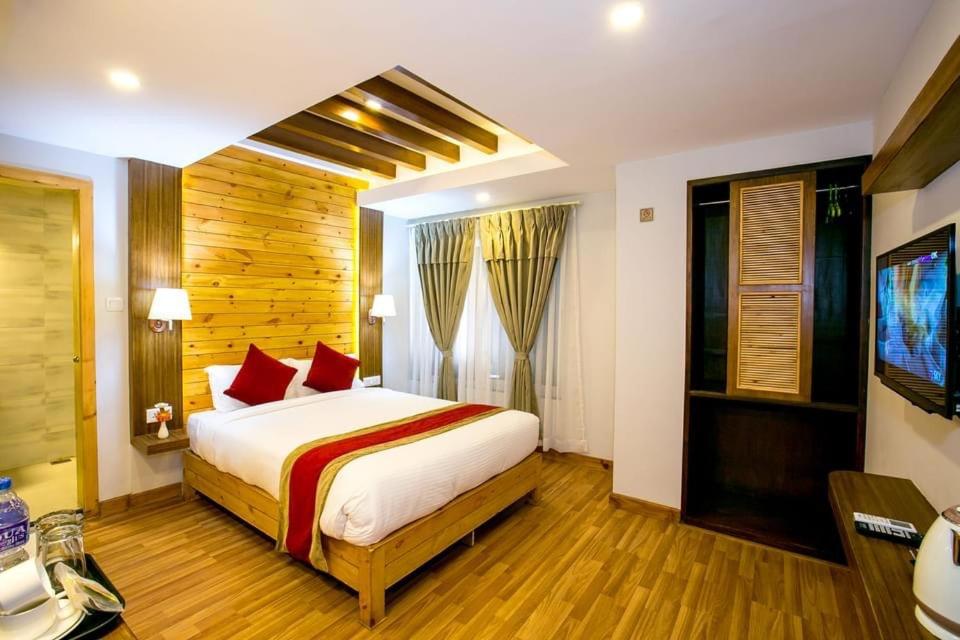 Postel nebo postele na pokoji v ubytování Beautiful Kathmandu Hotel