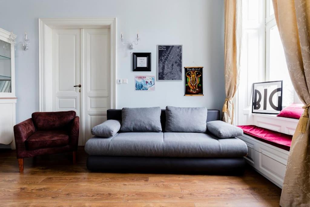 Posedenie v ubytovaní ROOMS in a Luxury designer period apartment in Old Town by presidential palace