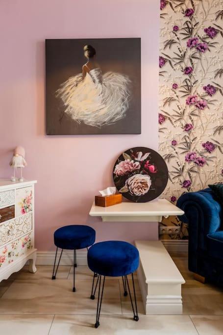 Posedenie v ubytovaní ROOMS in a Luxury designer period apartment in Old Town by presidential palace