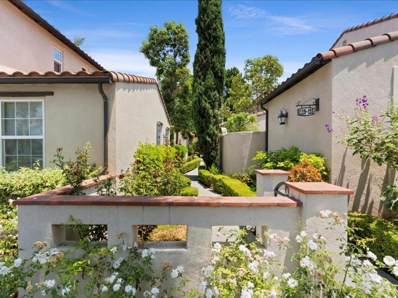 ein Haus mit einem Garten davor in der Unterkunft Irvine Inn Love - Lovely Furnished 3-bed Home in Woodbury in Irvine