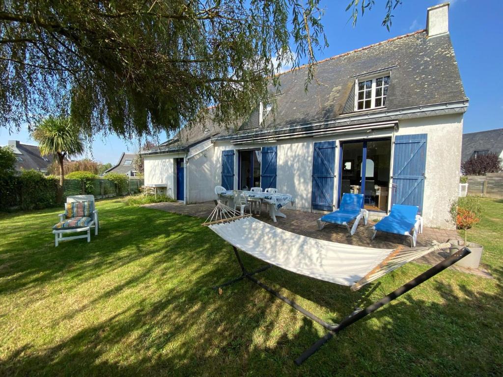 a hammock in the yard of a house at Holiday Home in Damgan near Sandy Beaches in Damgan