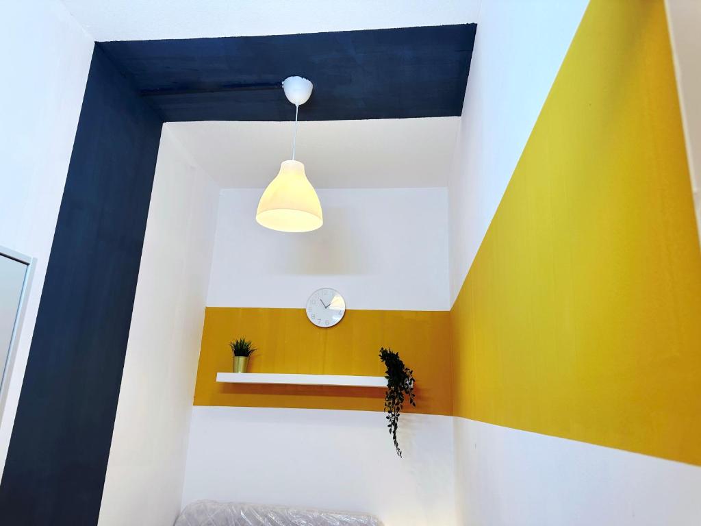 una camera con parete gialla e bianca di Blissful Partition Room in Bur Dubai Near Burjuman Metro a Dubai