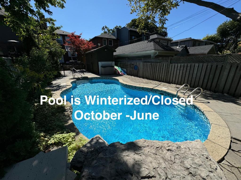 Πισίνα στο ή κοντά στο Leaside Rental with Great Backyard & Pool