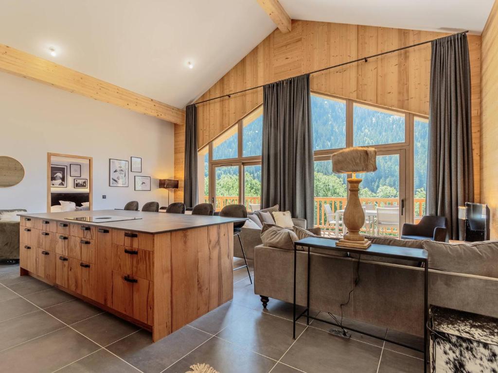 un salon avec un canapé et une table dans l'établissement Appartement 10 personnes Champagny-en-Vanoise, parking, animaux admis, balcon, WIFI - FR-1-638-7, à Champagny-en-Vanoise