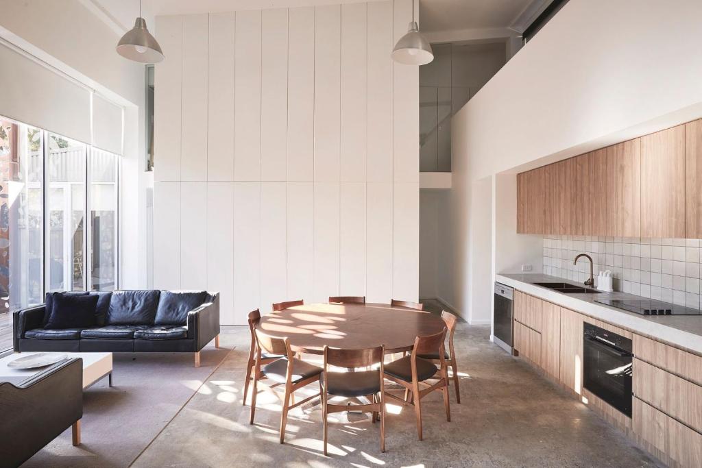 cocina con mesa, sillas y sofá en The Shed Great Ocean Road, en Lorne