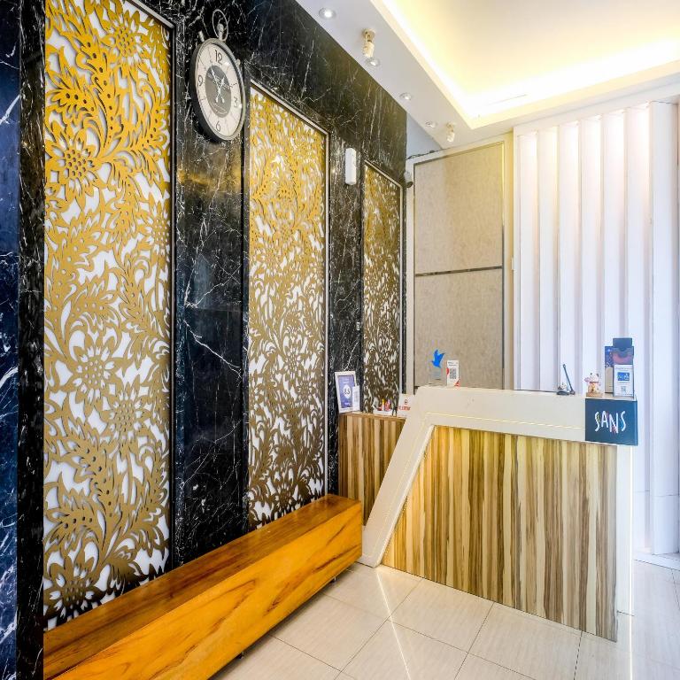 Postel nebo postele na pokoji v ubytování Sans Hotel Grand Omah Sastro Yogyakarta