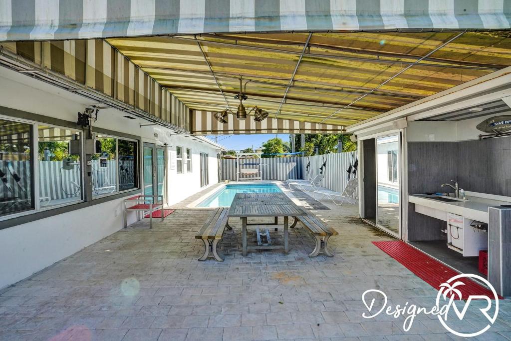 Bazén v ubytování Unit F SeaI Private Unit near Deerfield Beach nebo v jeho okolí