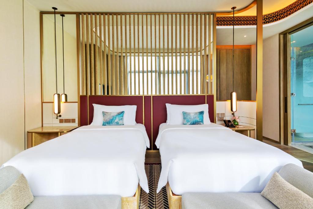 Postel nebo postele na pokoji v ubytování NUSTAR Hotel Cebu