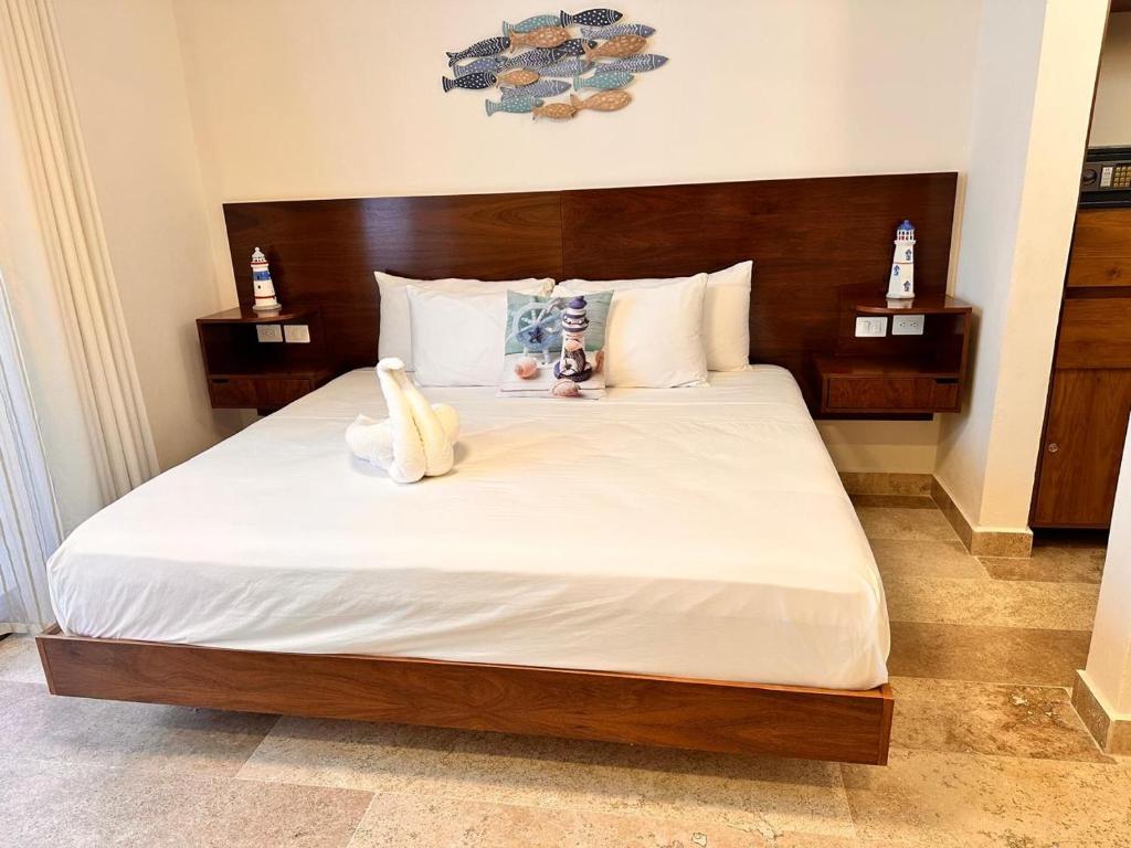 プラヤ・デル・カルメンにあるItzamna Suite Balcony Deluxeのベッド