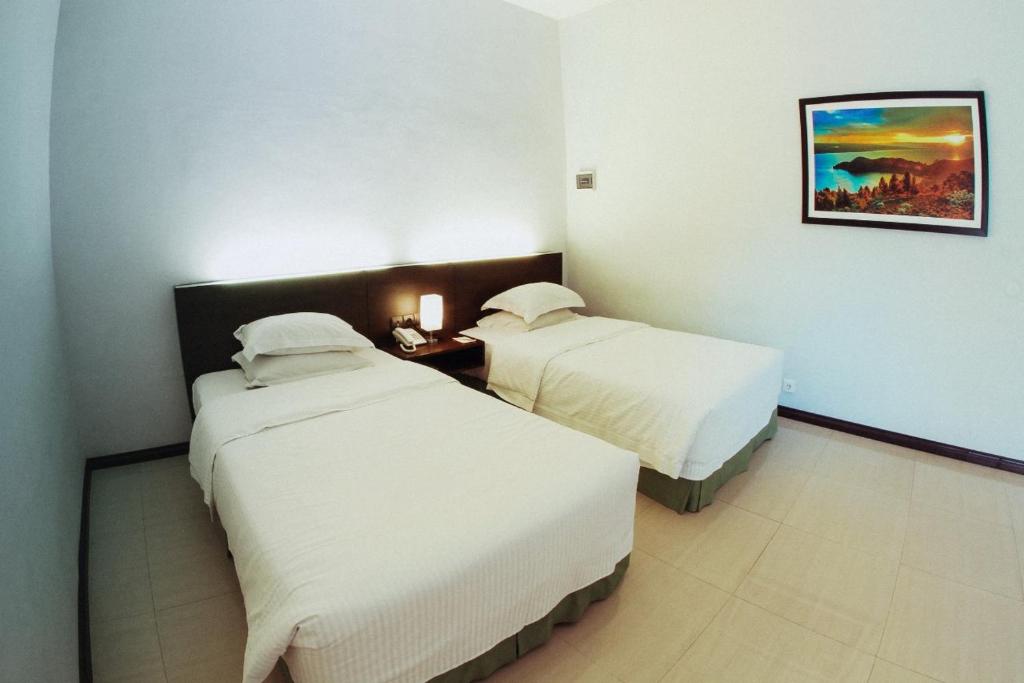 The Hill Hotel & Resort Sibolangit Powered by Archipelago房間的床