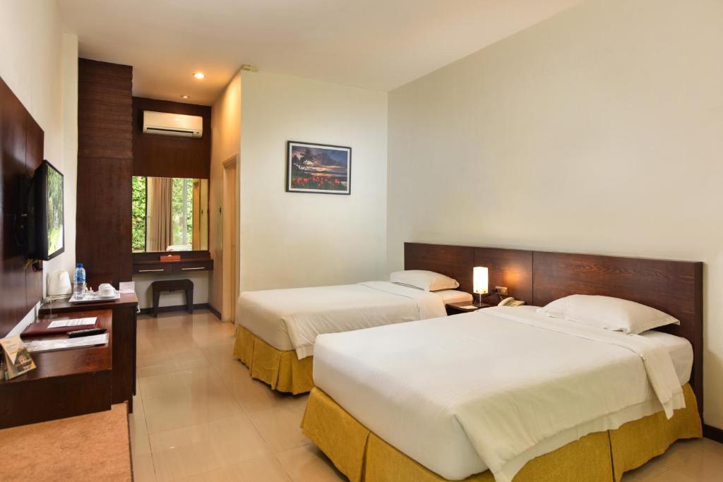 The Hill Hotel & Resort Sibolangit Powered by Archipelago房間的床