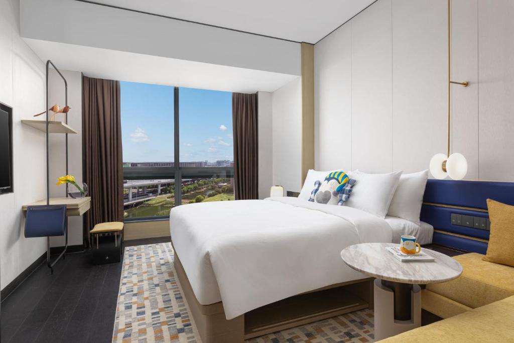 Postel nebo postele na pokoji v ubytování voco Suites Shanghai Hongqiao CBD by IHG