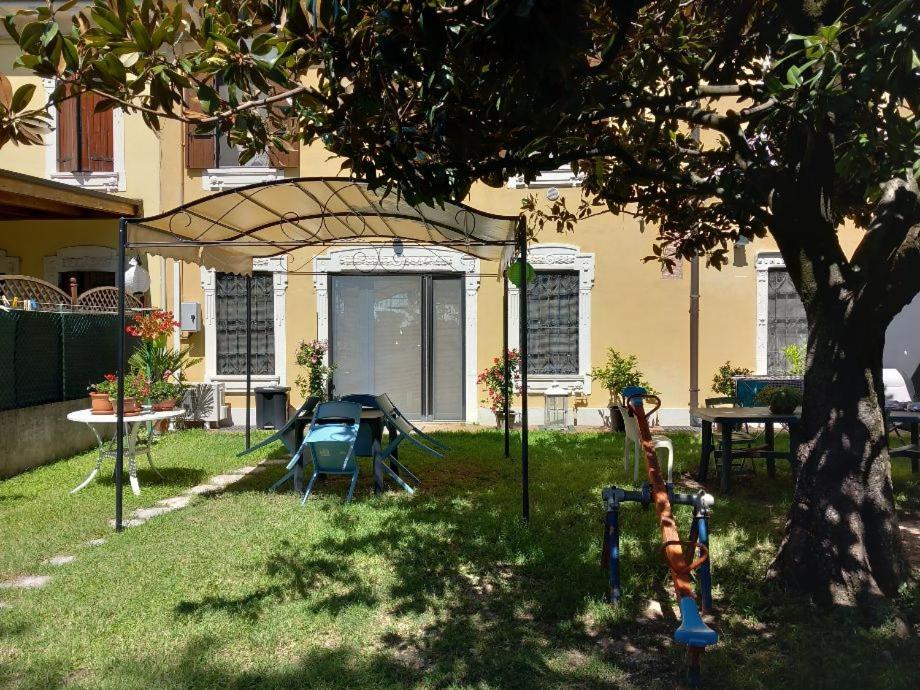 un patio trasero con columpios y un árbol en La Magnolia, en Verona