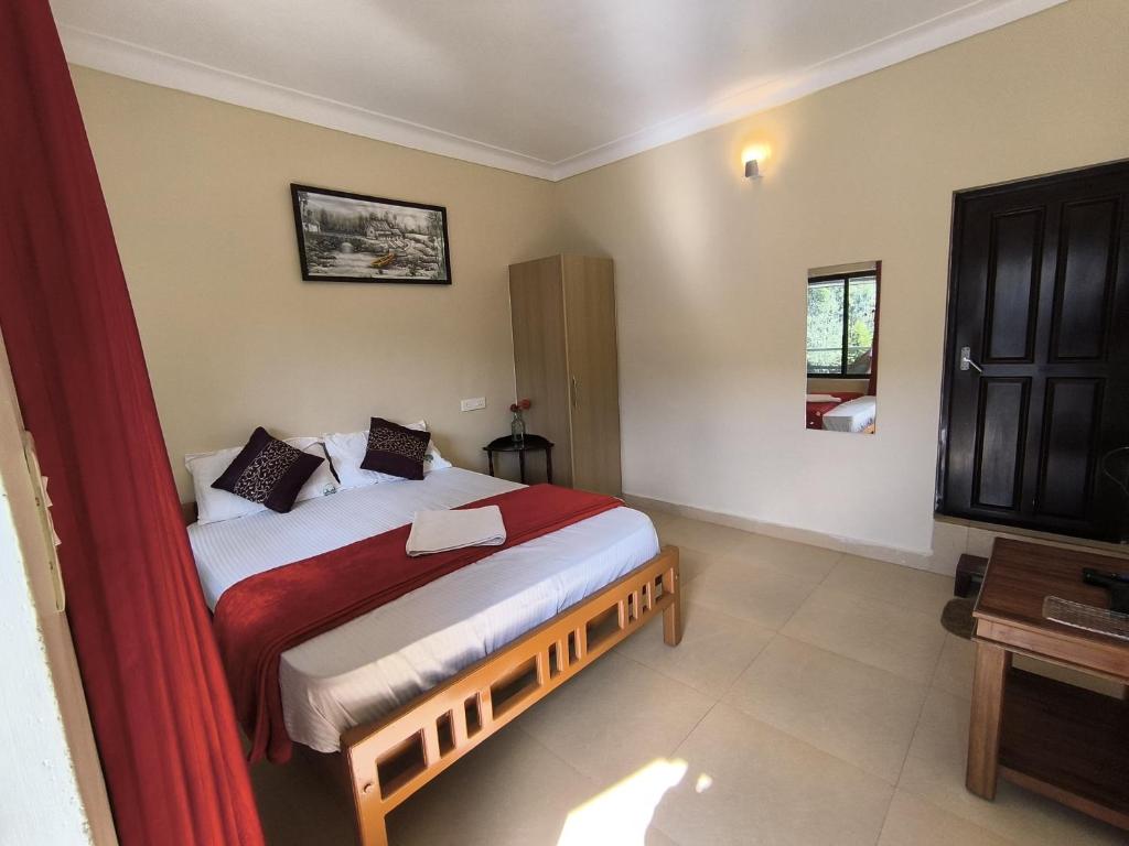 Un dormitorio con una cama grande en una habitación. en Mountain Hut Vattavada Resort, en Munnar
