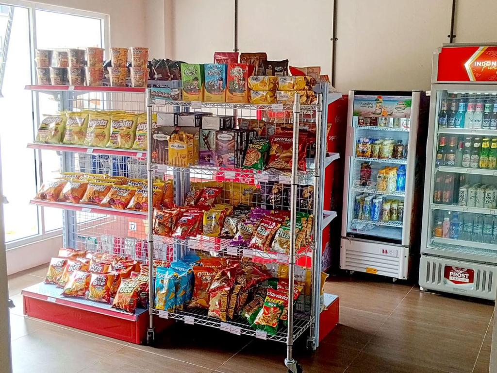 Supermarket nebo jiné obchody v  hotelu nebo okolí
