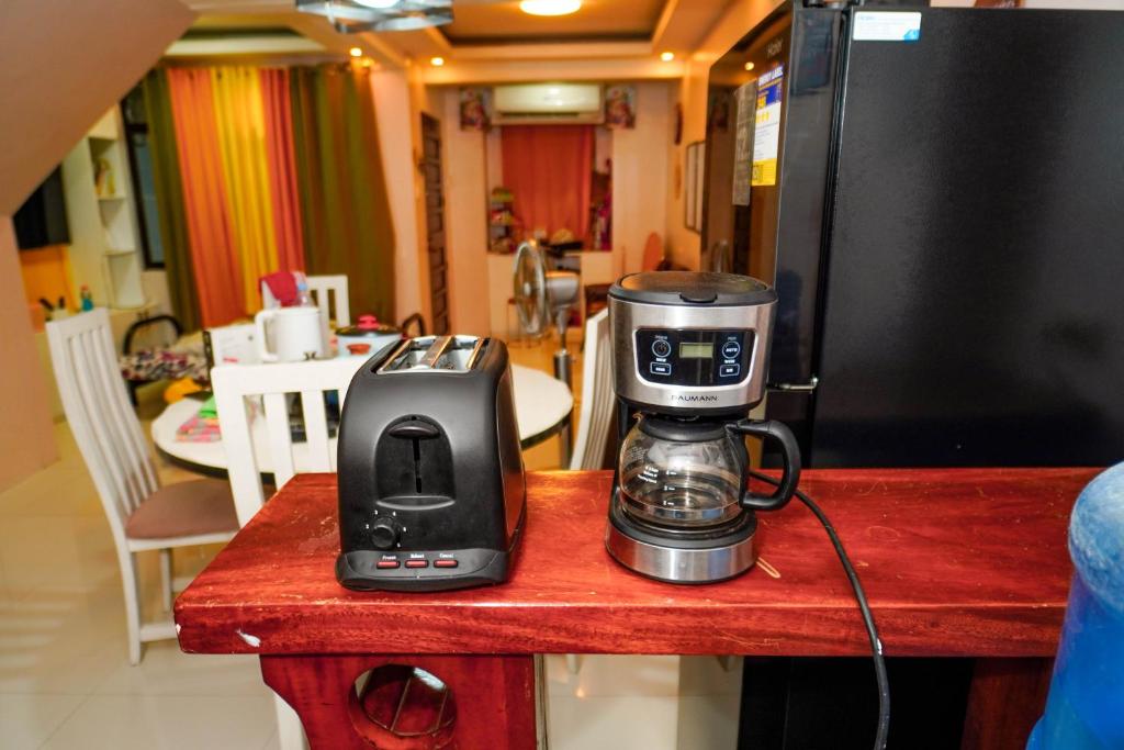 Příslušenství pro přípravu čaje a kávy v ubytování Calm House near Enchanted Kingdom Sta Rosa with Free Parking, Wifi, Netflix