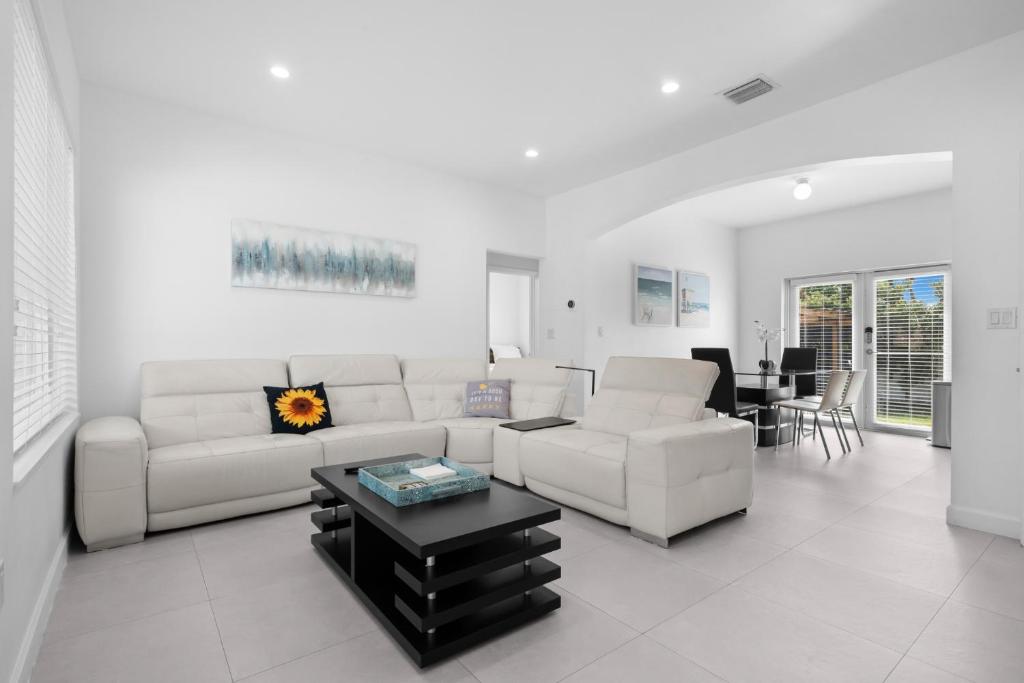 Et opholdsområde på Villa Coco Cozy Home Near Brickell Miami Beach