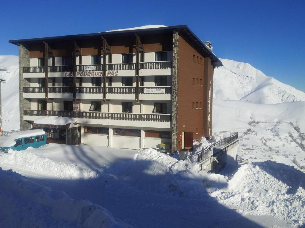 Ein Gebäude im Schnee mit einem Stapel Schnee in der Unterkunft Le Pourquoi Pas in Saint-Lary-Soulan
