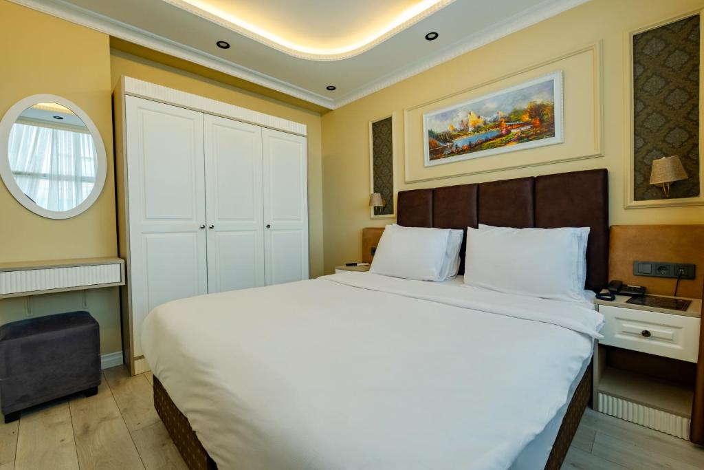 Cama ou camas em um quarto em FRT AİRPORT OTEL