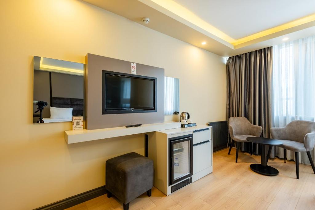 Uma TV ou centro de entretenimento em FRT AİRPORT OTEL