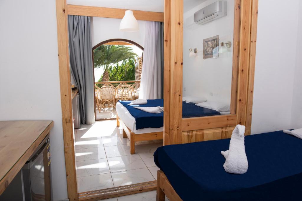 Postel nebo postele na pokoji v ubytování Penguin Village Dahab