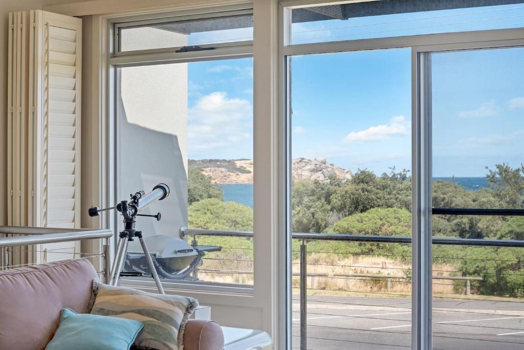 sala de estar con puertas correderas de cristal con vistas al océano en 6-35 Esplanade - Beachfront - No Linen Included, en Victor Harbor