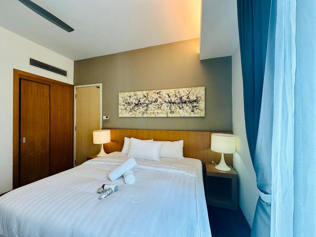 Un pat sau paturi într-o cameră la SOHO SUITES KLCC by DREAMS