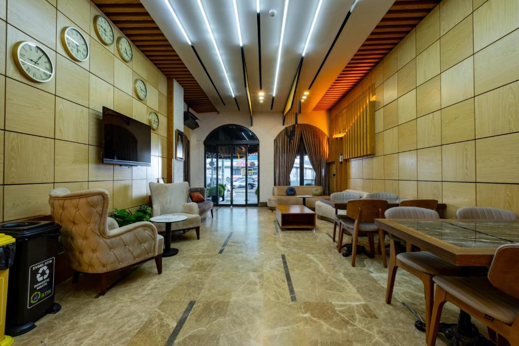 Uma TV ou centro de entretenimento em FRT AİRPORT OTEL