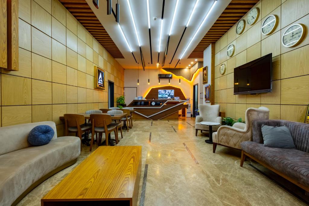Uma área de estar em FRT AİRPORT OTEL
