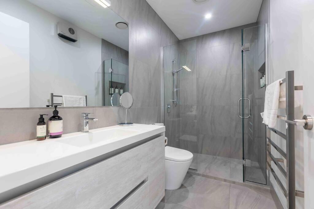 Luxury APT 2BR w Balcony Parkside Central City - Resim 12