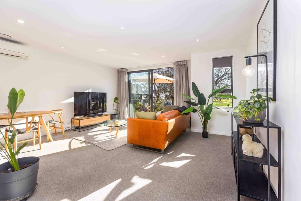 Luxury APT 2BR w Balcony Parkside Central City - Resim 5