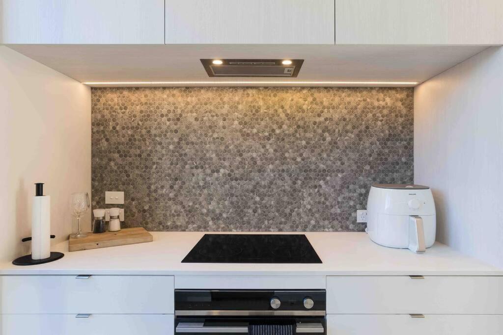 Luxury APT 2BR w Balcony Parkside Central City - Resim 8