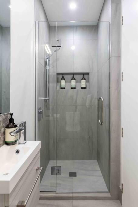 Luxury APT 2BR w Balcony Parkside Central City - Resim 13