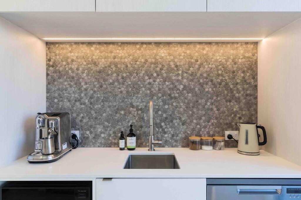 Luxury APT 2BR w Balcony Parkside Central City - Resim 6